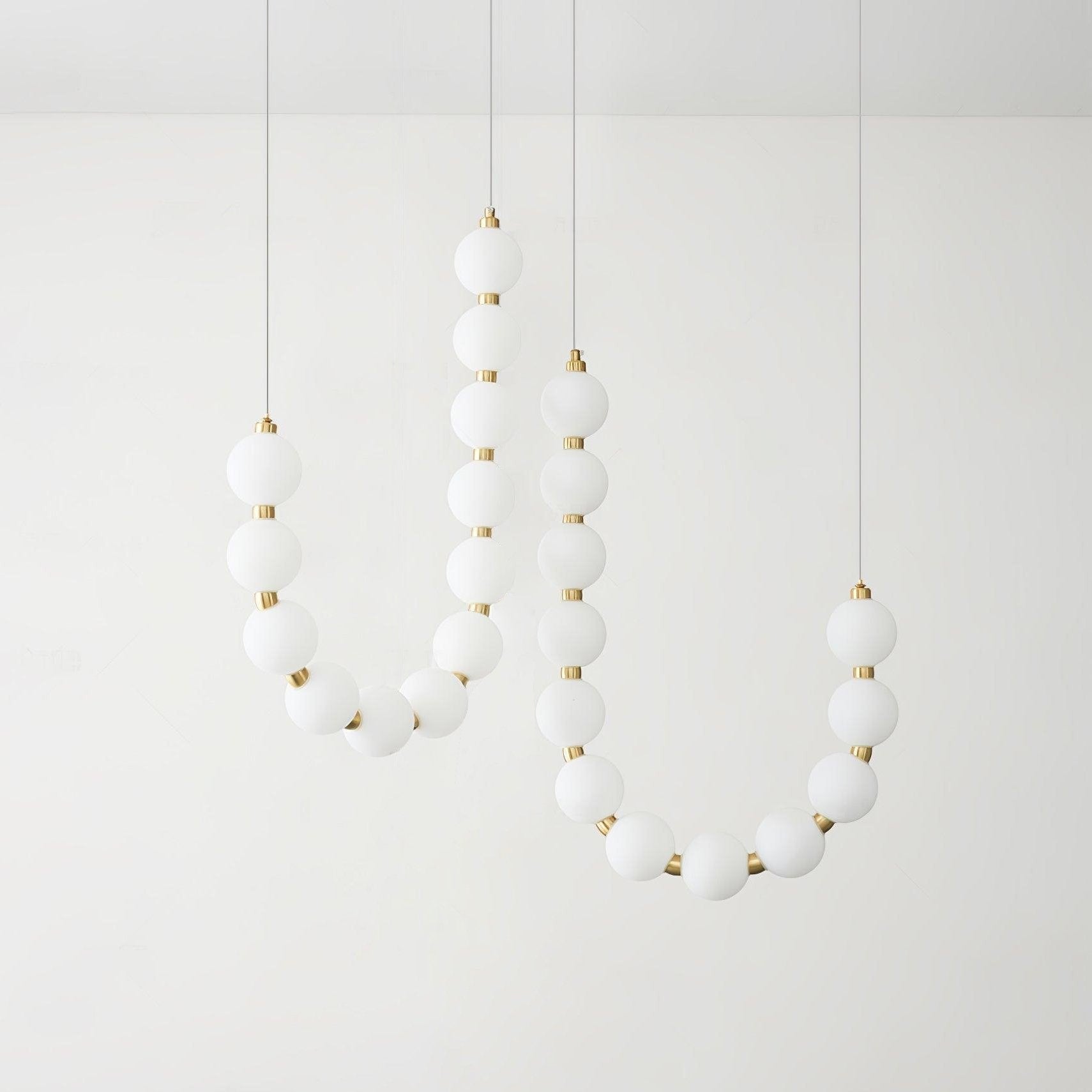acrylic-pearl-necklace-chandelier-3_12ee2b7d-358f-48c5-917c-bf45043ca7aa.jpg