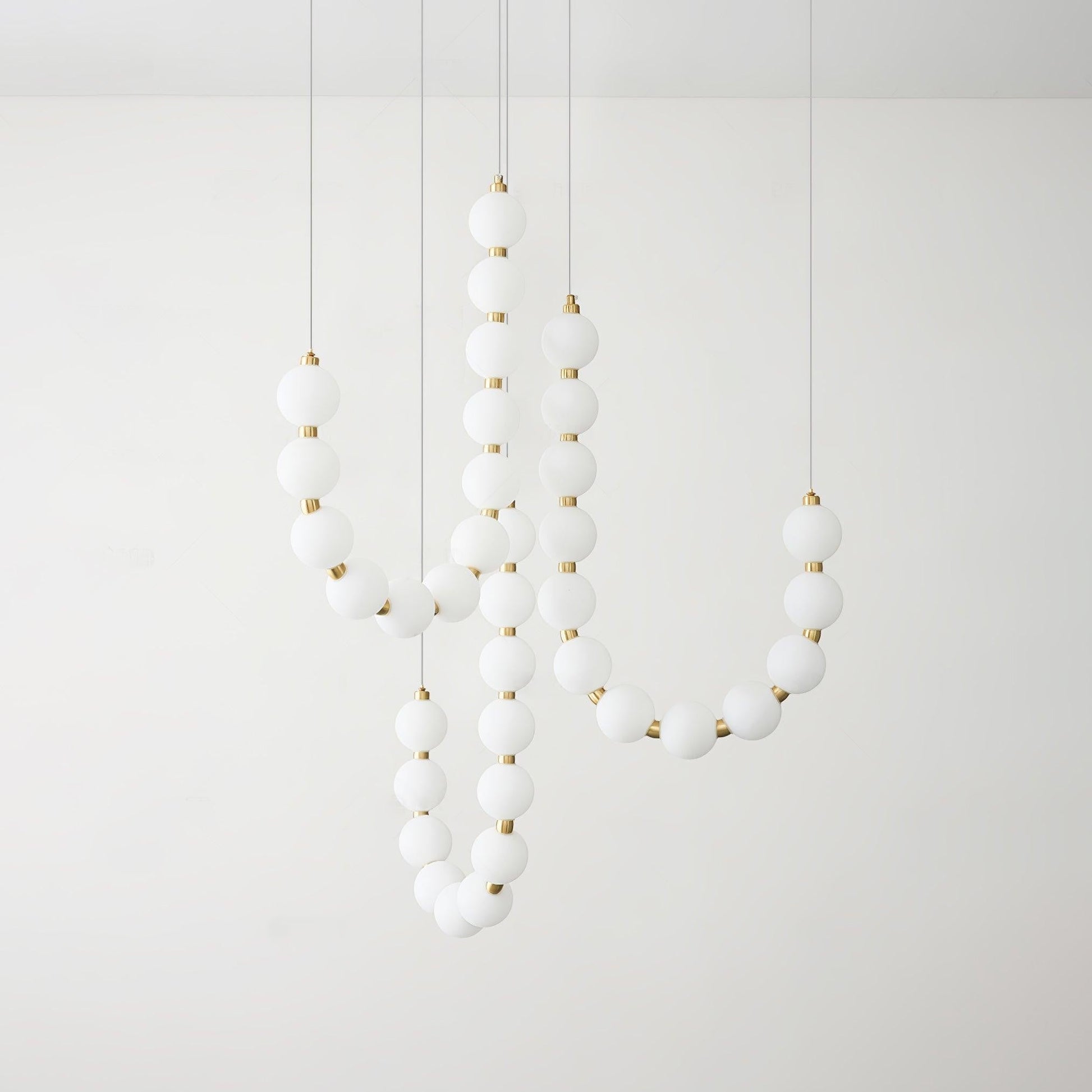 acrylic-pearl-necklace-chandelier-63_e23be4c8-35f4-48c1-bfaa-f2779fc62eb3.jpg